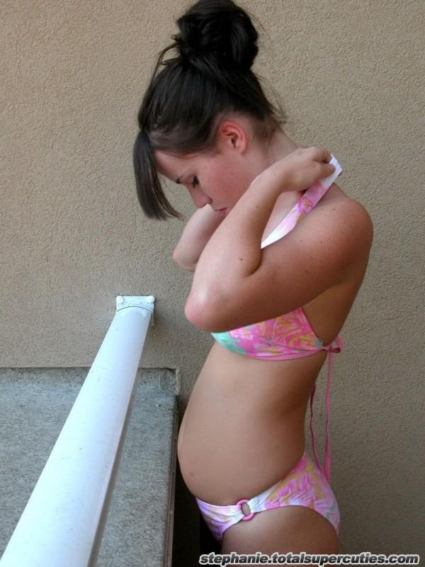 Stephanie cache ses énormes seins de jeune dans un bikini.
 #60012700