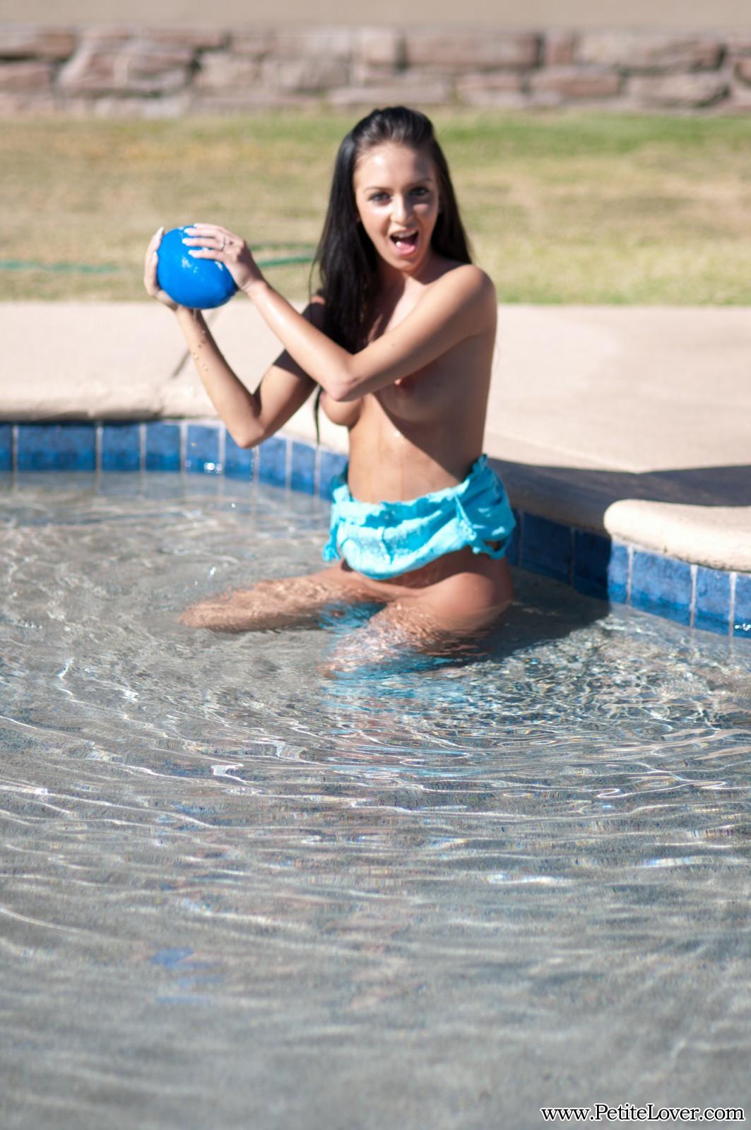 Stéphanie Kane, une jeune éblouissante, écarte ses jolies jambes dans la piscine.
 #60011771