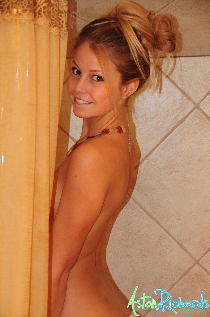 Photos de la star jeune aston richards nue sous la douche
 #53350121