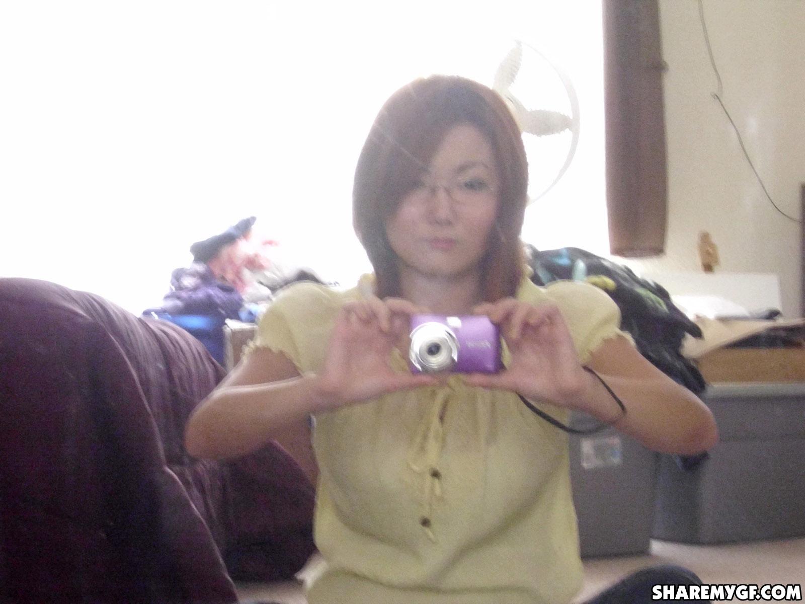 アジア人の共同生活者が寮の部屋で撮影したホットなセルフィーを共有する
 #60795819
