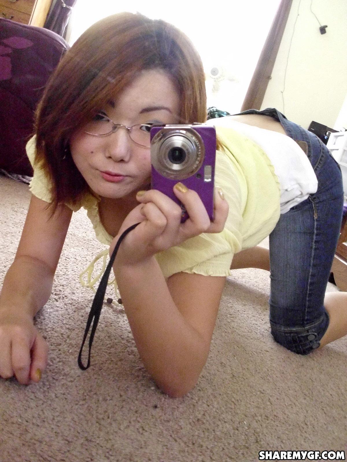 Asian coed condivide selfies caldi presi nella sua stanza del dormitorio
 #60795828