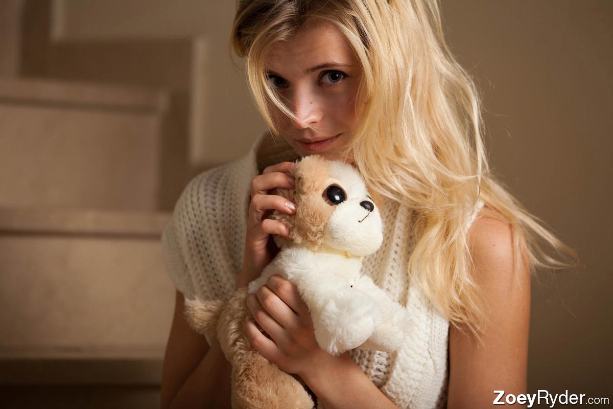 La jeune blonde Zoey Ryder se fait plaisir avec son petit corps.
 #60209596