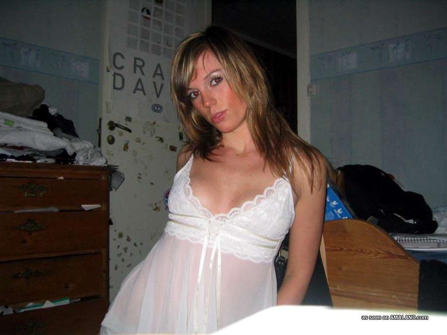 Une fille chaude exhibe son corps dans une chemise de nuit blanche sexy.
 #60657413