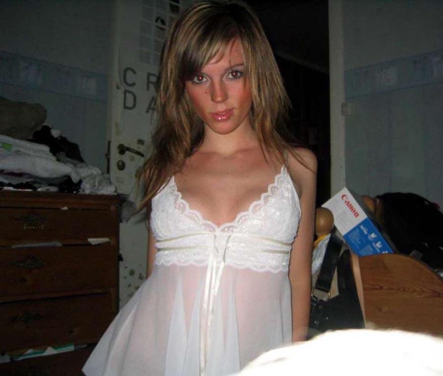 Une fille chaude exhibe son corps dans une chemise de nuit blanche sexy.
 #60657423