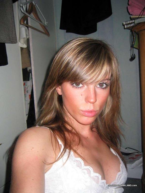 Une fille chaude exhibe son corps dans une chemise de nuit blanche sexy.
 #60657451