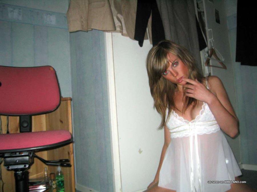 Une fille chaude exhibe son corps dans une chemise de nuit blanche sexy.
 #60657459