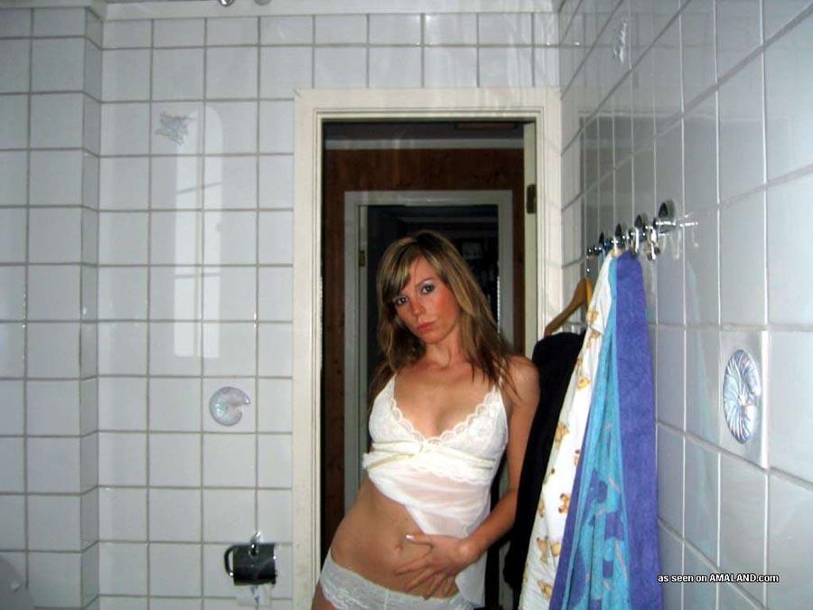Une fille chaude exhibe son corps dans une chemise de nuit blanche sexy.
 #60657480