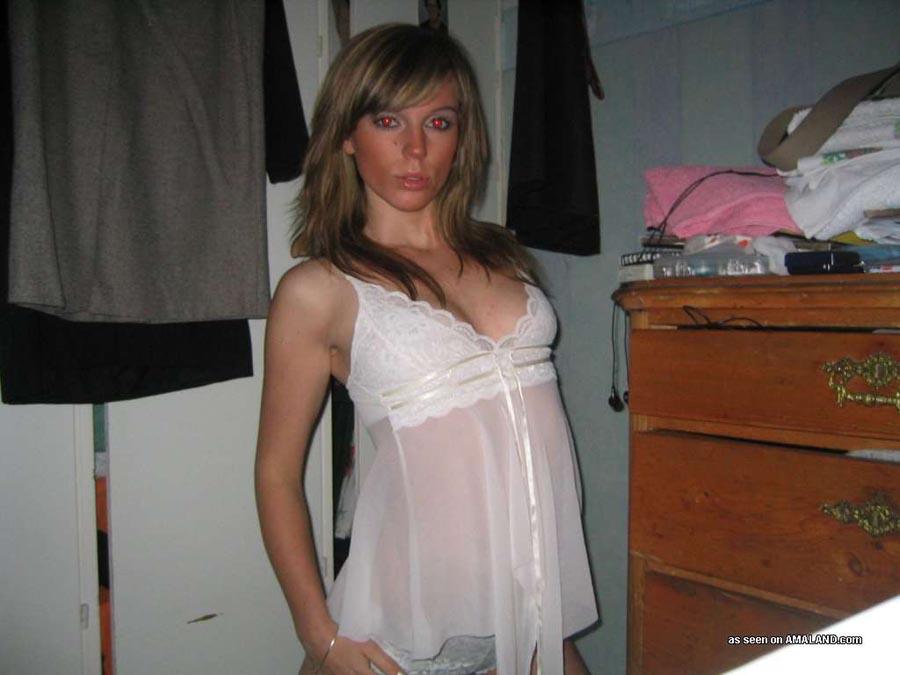 Une fille chaude exhibe son corps dans une chemise de nuit blanche sexy.
 #60657493