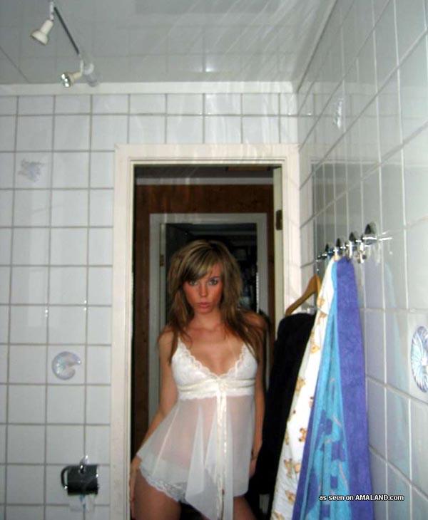 Une fille chaude exhibe son corps dans une chemise de nuit blanche sexy.
 #60657507