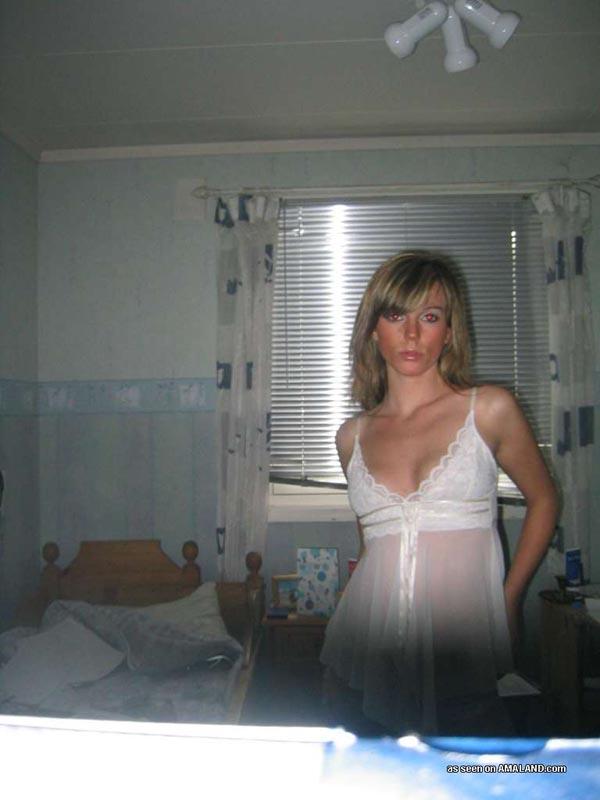 Une fille chaude exhibe son corps dans une chemise de nuit blanche sexy.
 #60657527