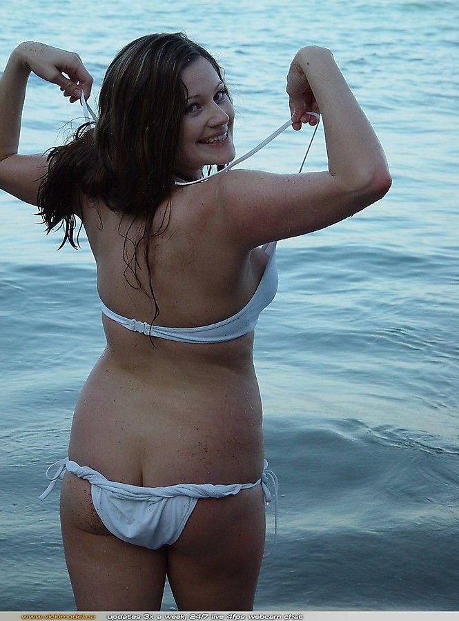 ビーチで裸になるヴィッキーモデルの写真
 #60142069