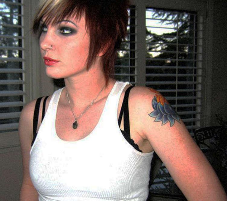 Galerie d'images d'une jeune fille amateur punk montrant ses tatouages
 #60640726