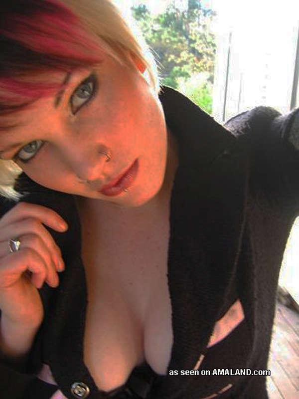 Bildergalerie einer Amateur-Punk-Hottie, die ihre Tattoos zeigt
 #60640742