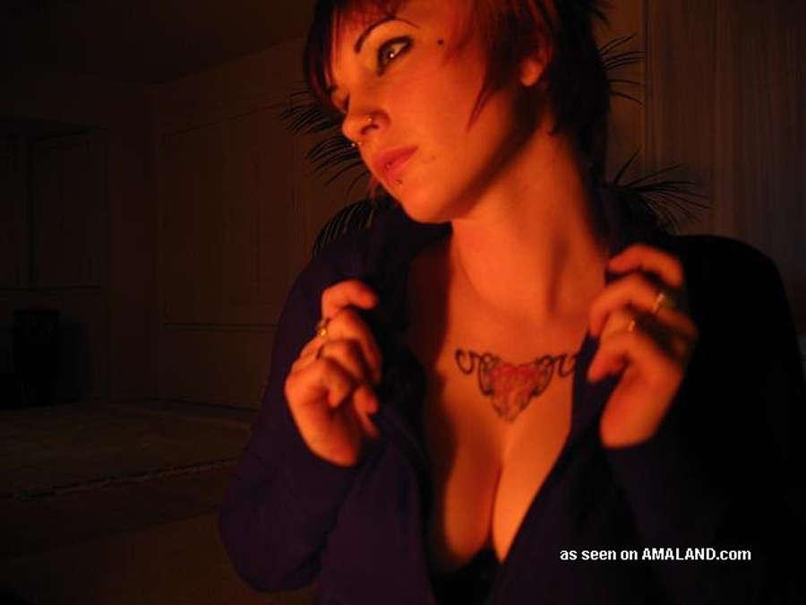 Bildergalerie einer Amateur-Punk-Hottie, die ihre Tattoos zeigt
 #60640757