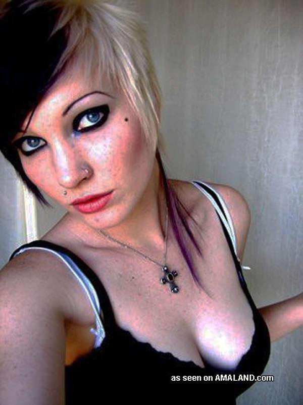 Galerie d'images d'une jeune fille amateur punk montrant ses tatouages
 #60640786