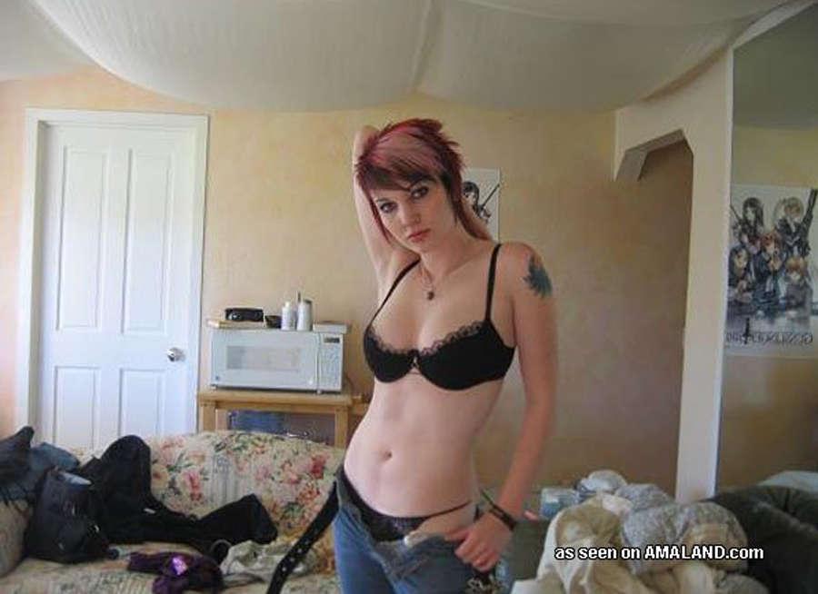 Picture gallery of an amateur punk hottie showing her tats #60640883