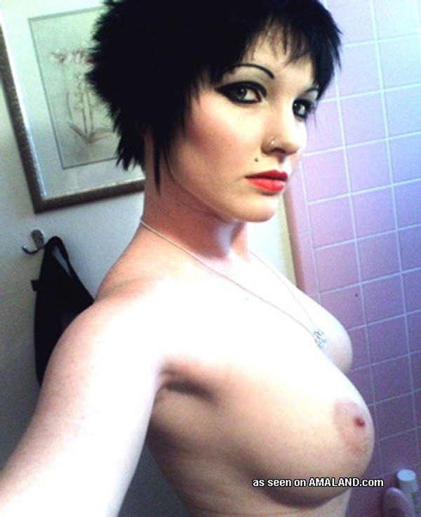 Picture gallery of an amateur punk hottie showing her tats #60640914