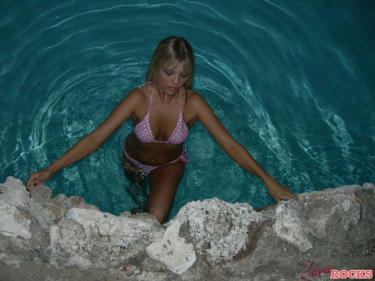 Jana ama mostrare il suo nuovo bikini mentre gioca in piscina
 #55082288