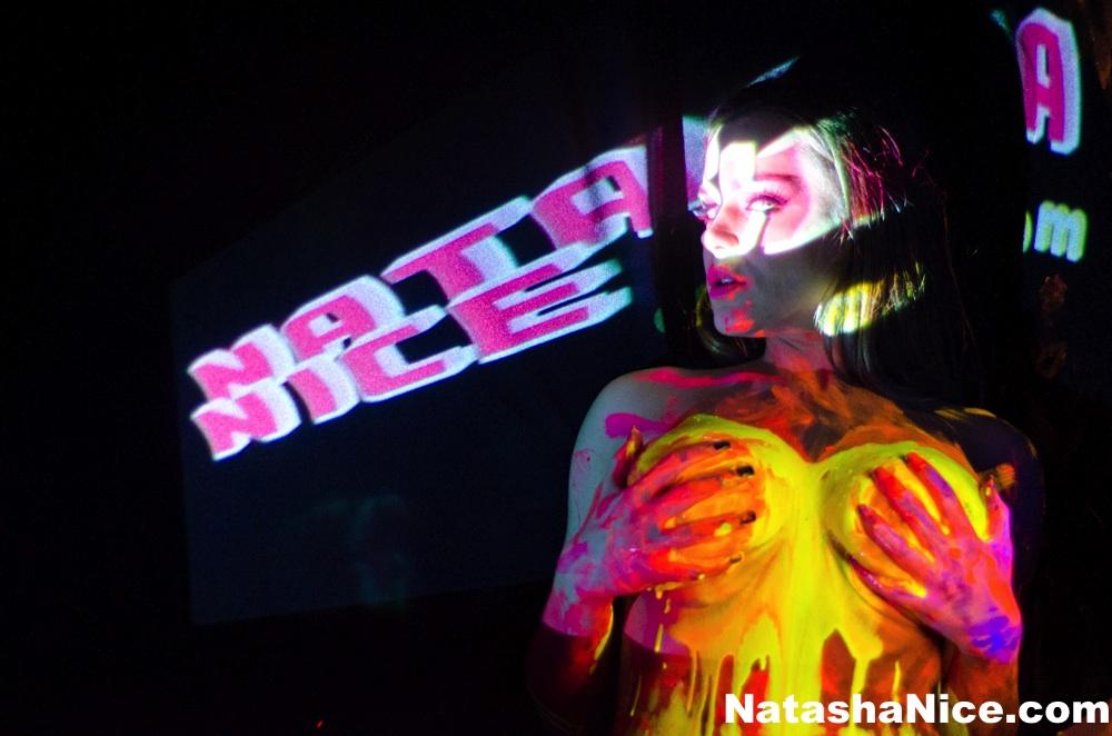 Natasha aux gros seins tourne une promo amusante et sexy à la lumière noire pour son dvd.
 #59702015
