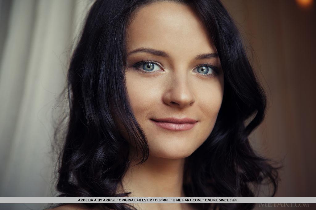 Ardelia a se desnuda completamente y te espera en la cama
 #53268363