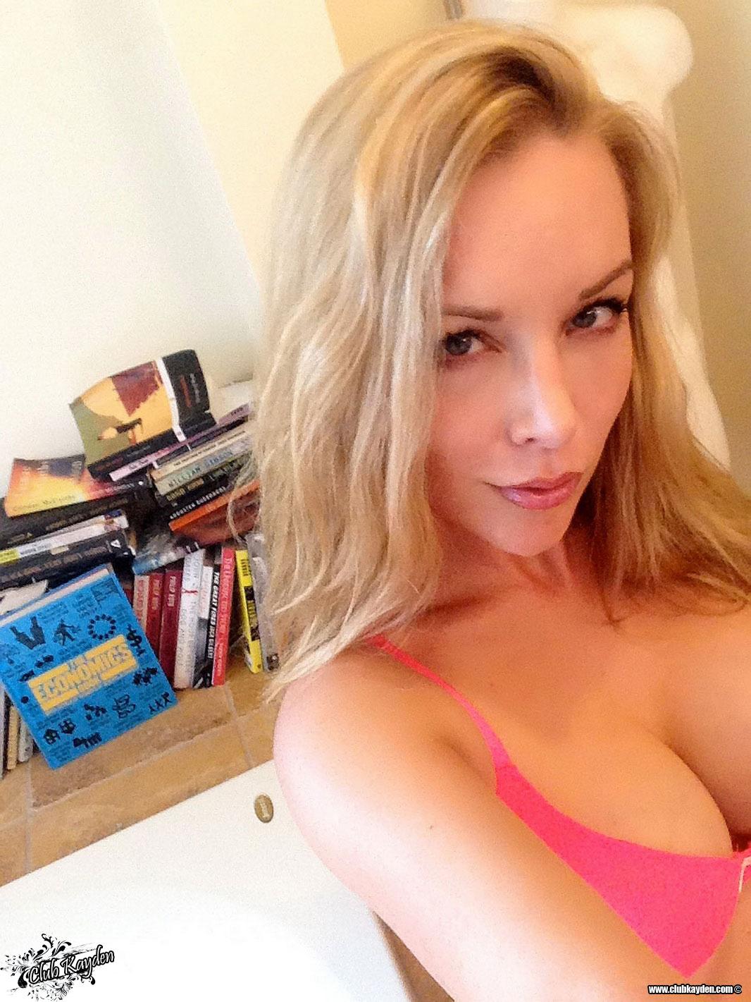 Kayden kross condivide alcuni selfies che ha preso mentre si preparava ad uscire
 #58167161