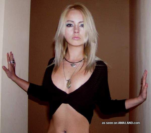 Photos d'une bombe blonde s'exhibant en bikini et en lingerie
 #60661839