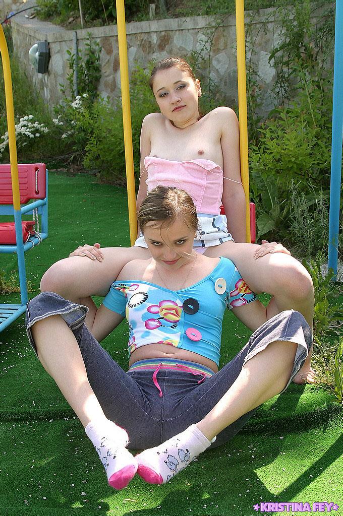 Immagini di due ragazze giovani che fanno fuori in un parco
 #58777394