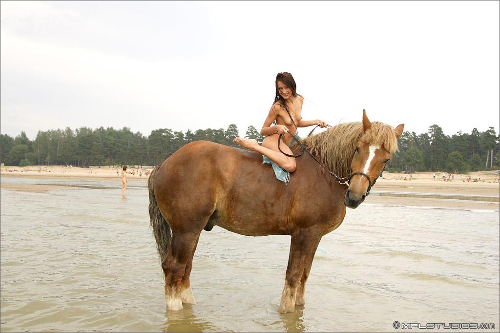Mpl studios präsentiert maria in "horsing around"
 #59428261