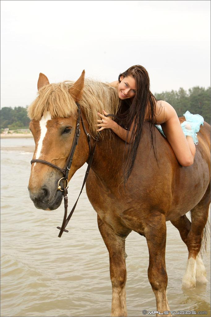 Mpl studios präsentiert maria in "horsing around"
 #59428309