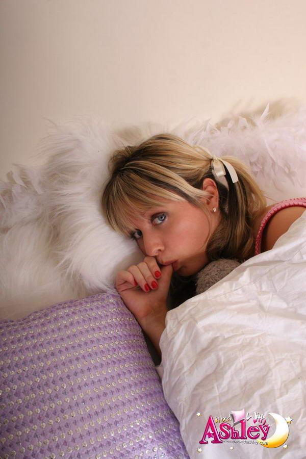 Photos d'une jeune nympho au lit avec Ashley vous montrant ses gros seins
 #54873141