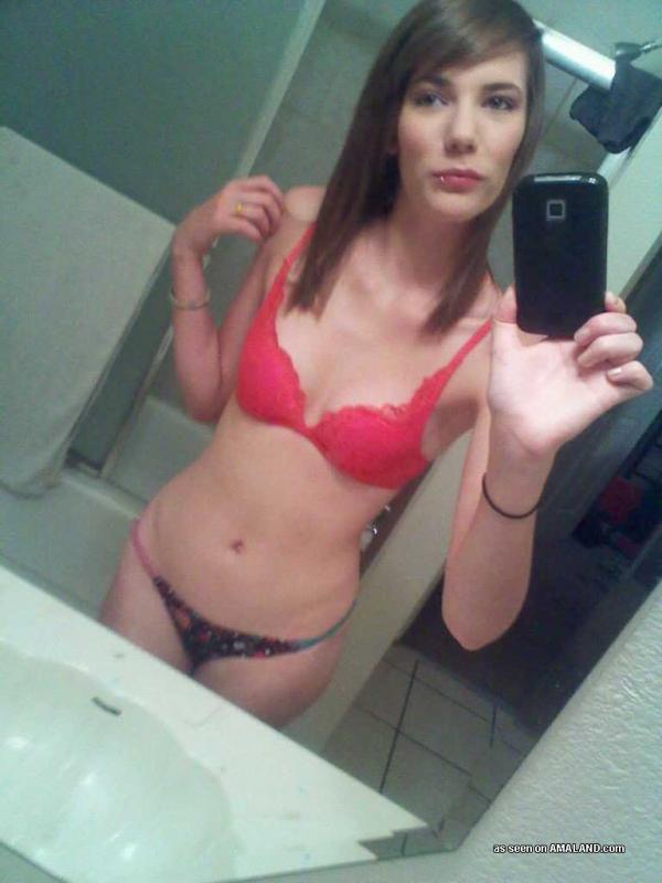 Bilder einer sexy nicht-nackten Tussi, die Selfies in ihren Dessous macht
 #60657049
