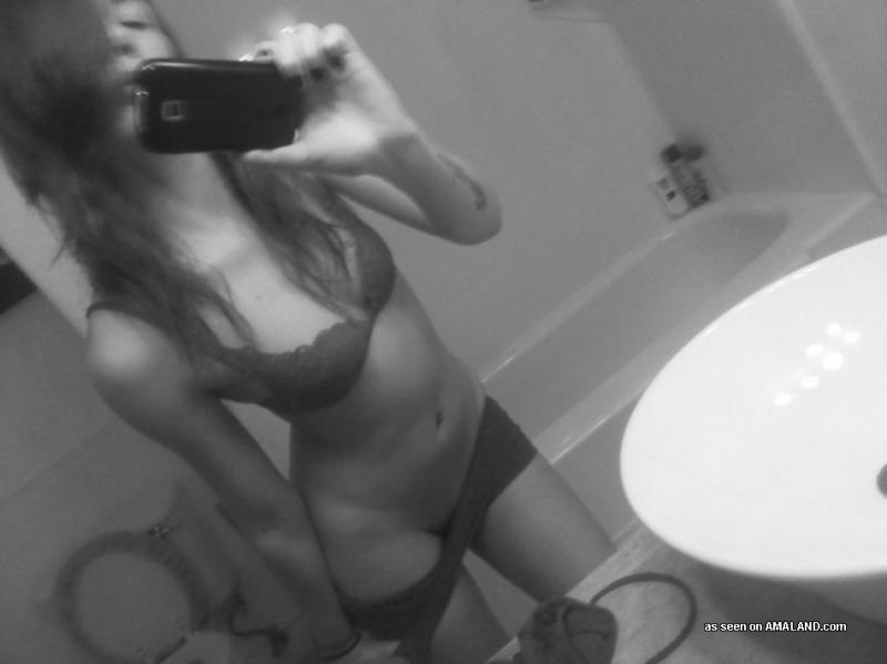 Bilder einer sexy nicht-nackten Tussi, die Selfies in ihren Dessous macht
 #60657078