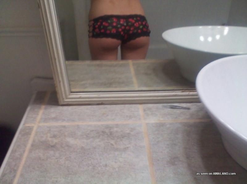 Fotos de una chica sexy no desnuda tomándose selfies en ropa interior
 #60657135