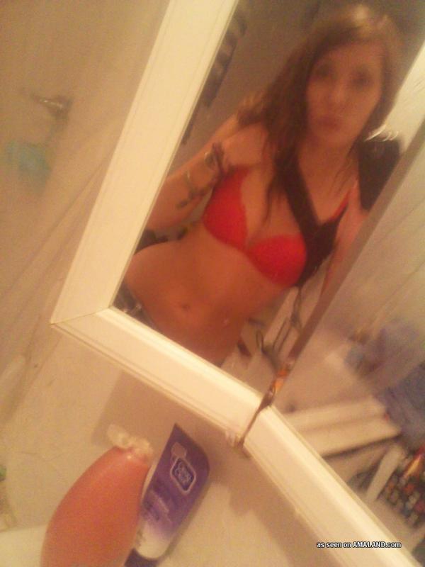 Bilder einer sexy nicht-nackten Tussi, die Selfies in ihren Dessous macht
 #60657148