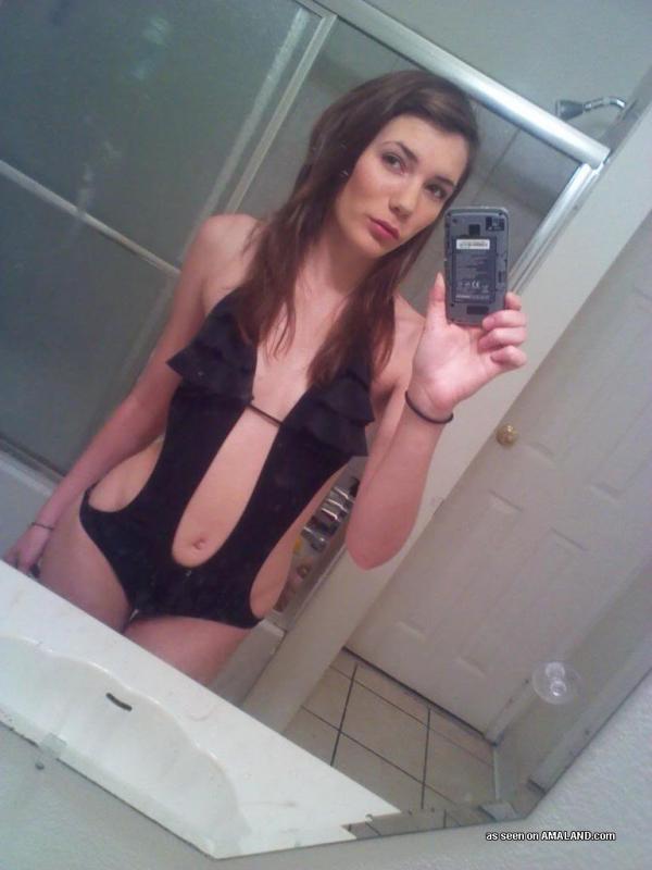 Bilder einer sexy nicht-nackten Tussi, die Selfies in ihren Dessous macht
 #60657180