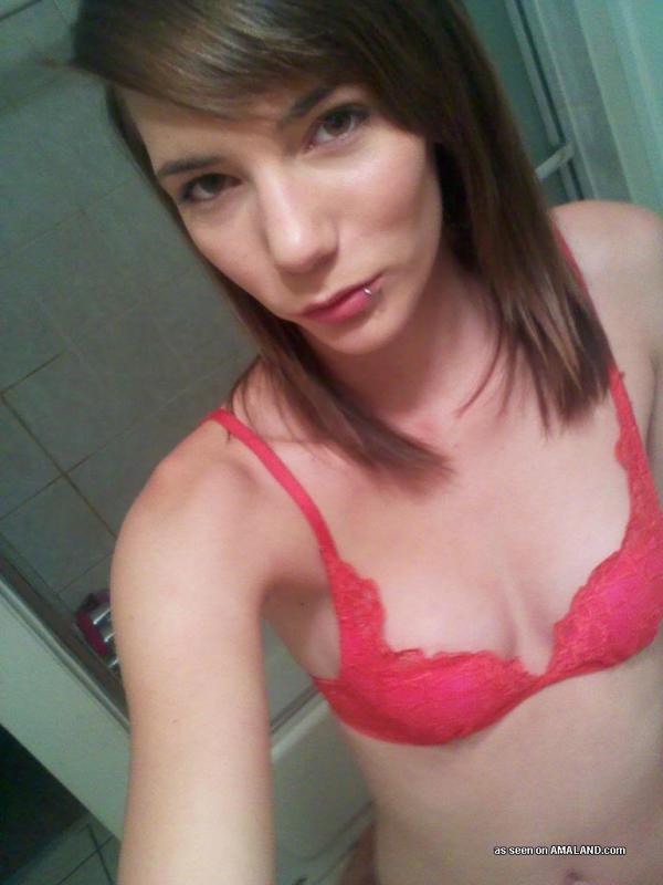 Fotos de una chica sexy no desnuda tomándose selfies en ropa interior
 #60657194
