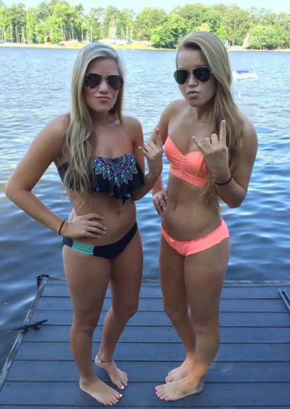 Des filles chaudes posent pour la caméra dans des bikinis chauds et légers.
 #60655941