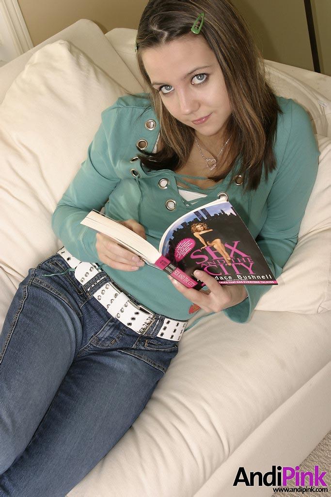 Andi Pink macht sich nackt beim Lesen eines Buches
 #53153401
