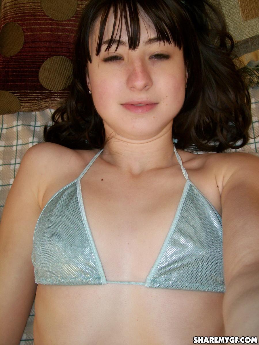 Geile Freundin nimmt selfshot Bilder von ihr stripping aus ihrem glänzenden String-Bikini
 #60792336