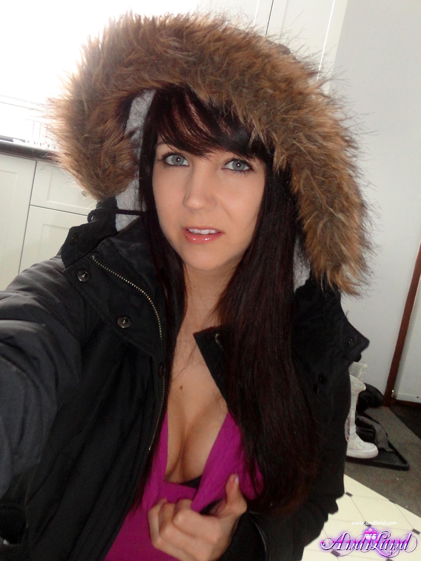 彼女の冬のジャケットを着て、あまり他のアンディの写真
 #53141423