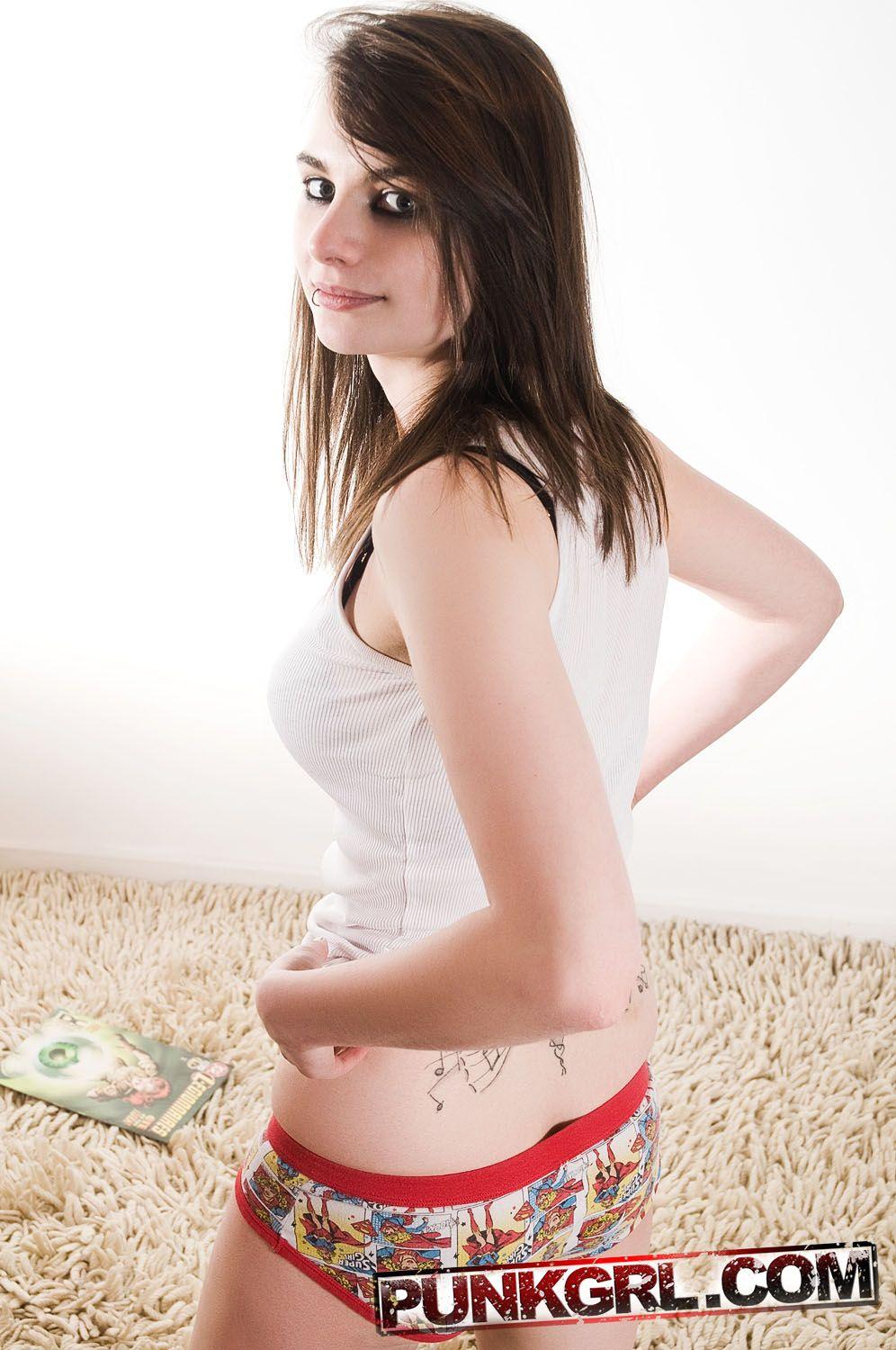 ティーンパンクpobbの写真は彼女の熱いアマチュアの体を示す
 #60759667