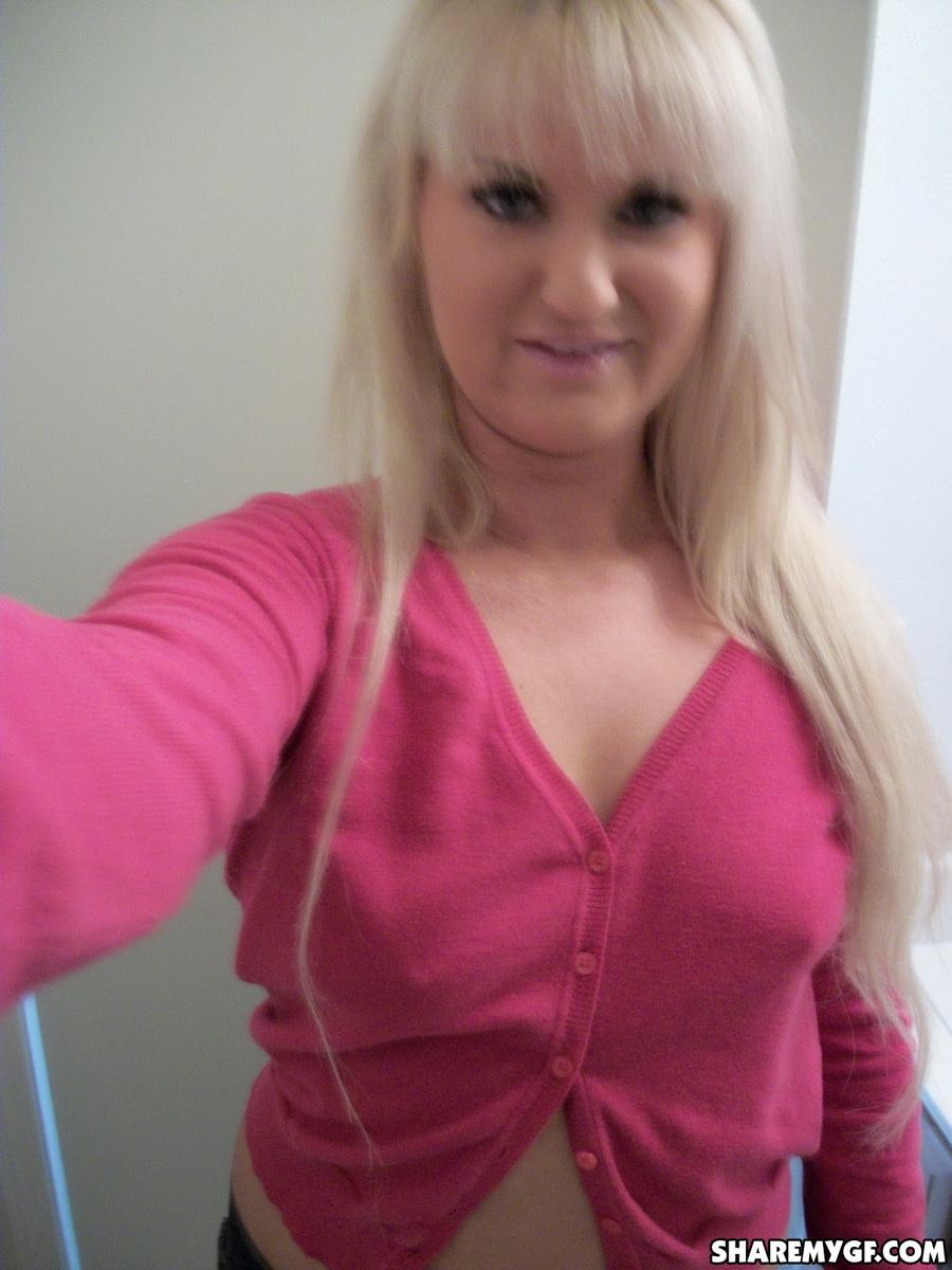 Blonde Amateur-Gf teilt einige Selfies von ihrem nackten Körper
 #60794030