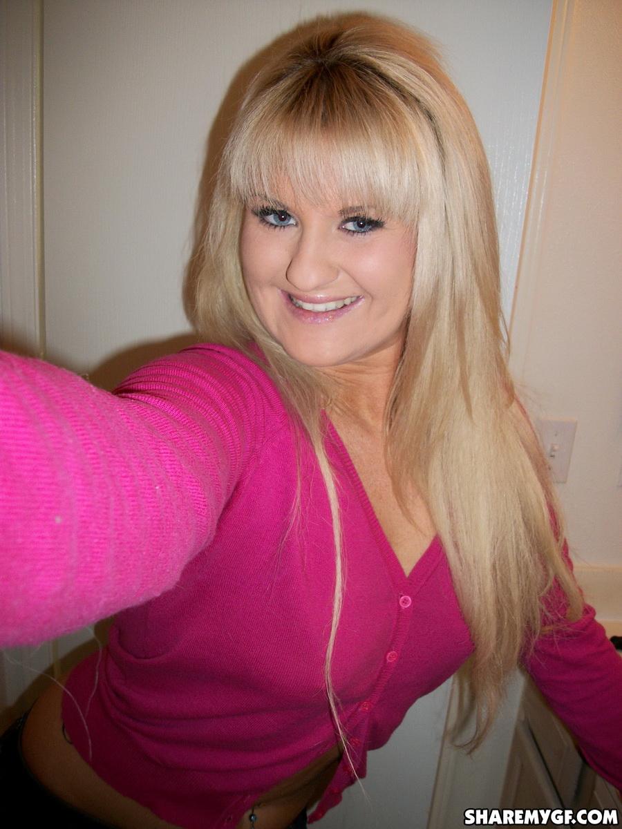 Blonde Amateur-Gf teilt einige Selfies von ihrem nackten Körper
 #60794044