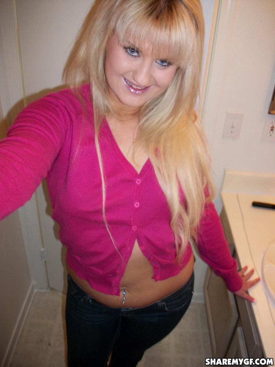 Blonde Amateur-Gf teilt einige Selfies von ihrem nackten Körper
 #60794062