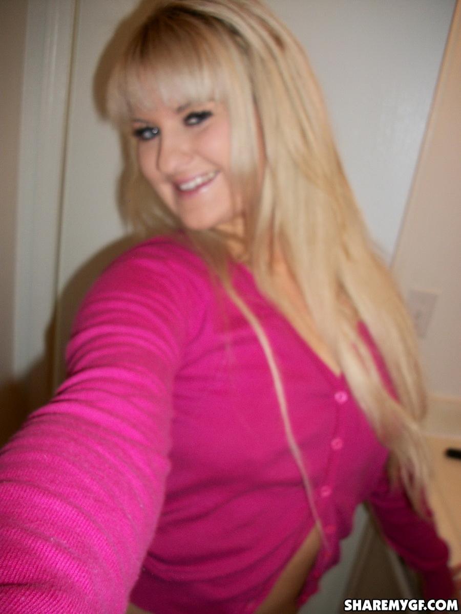 Blonde Amateur-Gf teilt einige Selfies von ihrem nackten Körper
 #60794082