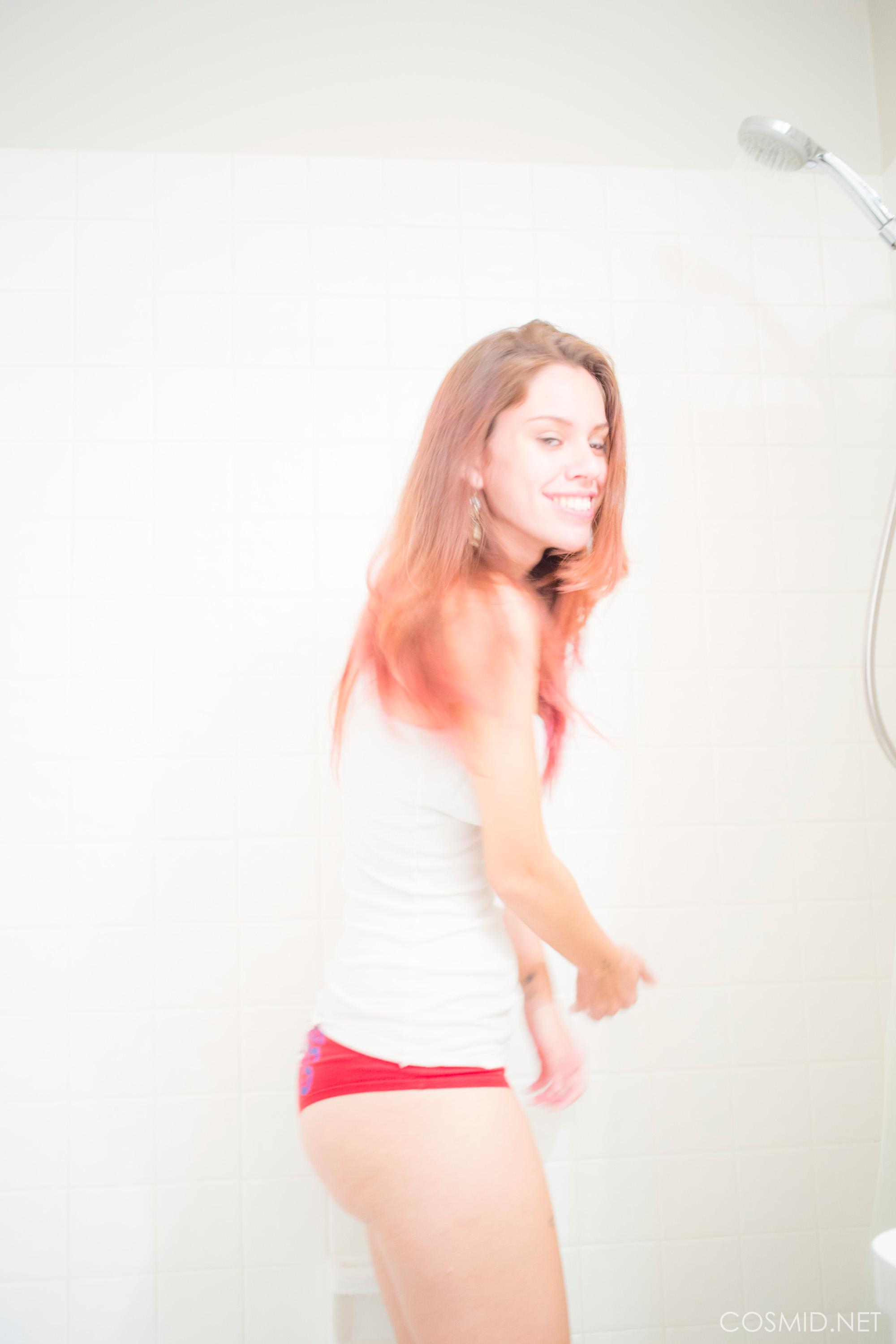 あなたと一緒にシャワーを浴びたいと思っている胸の張った女の子Marina rossi
 #60272263