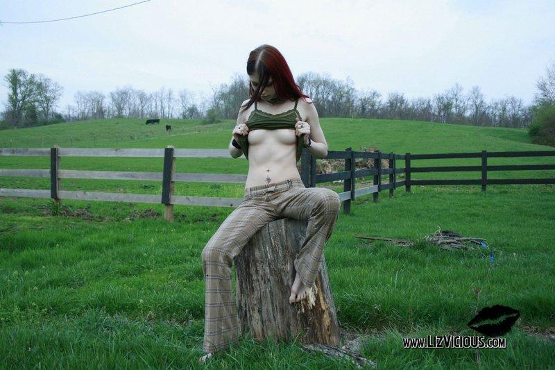 Liz viciosa se desnuda lentamente en una granja
 #59035703