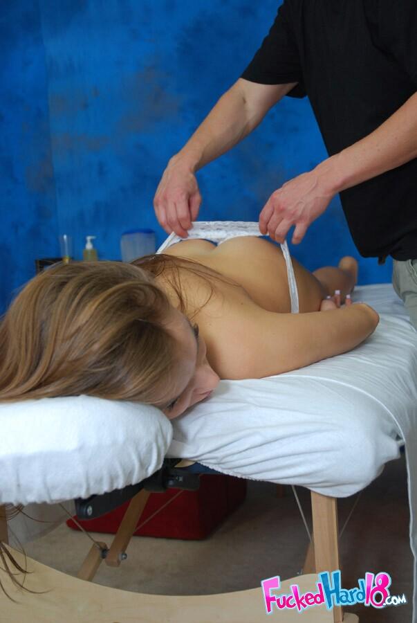 Schöne Austauschstudentin hart gefickt von ihrem Massagetherapeuten
 #59766490