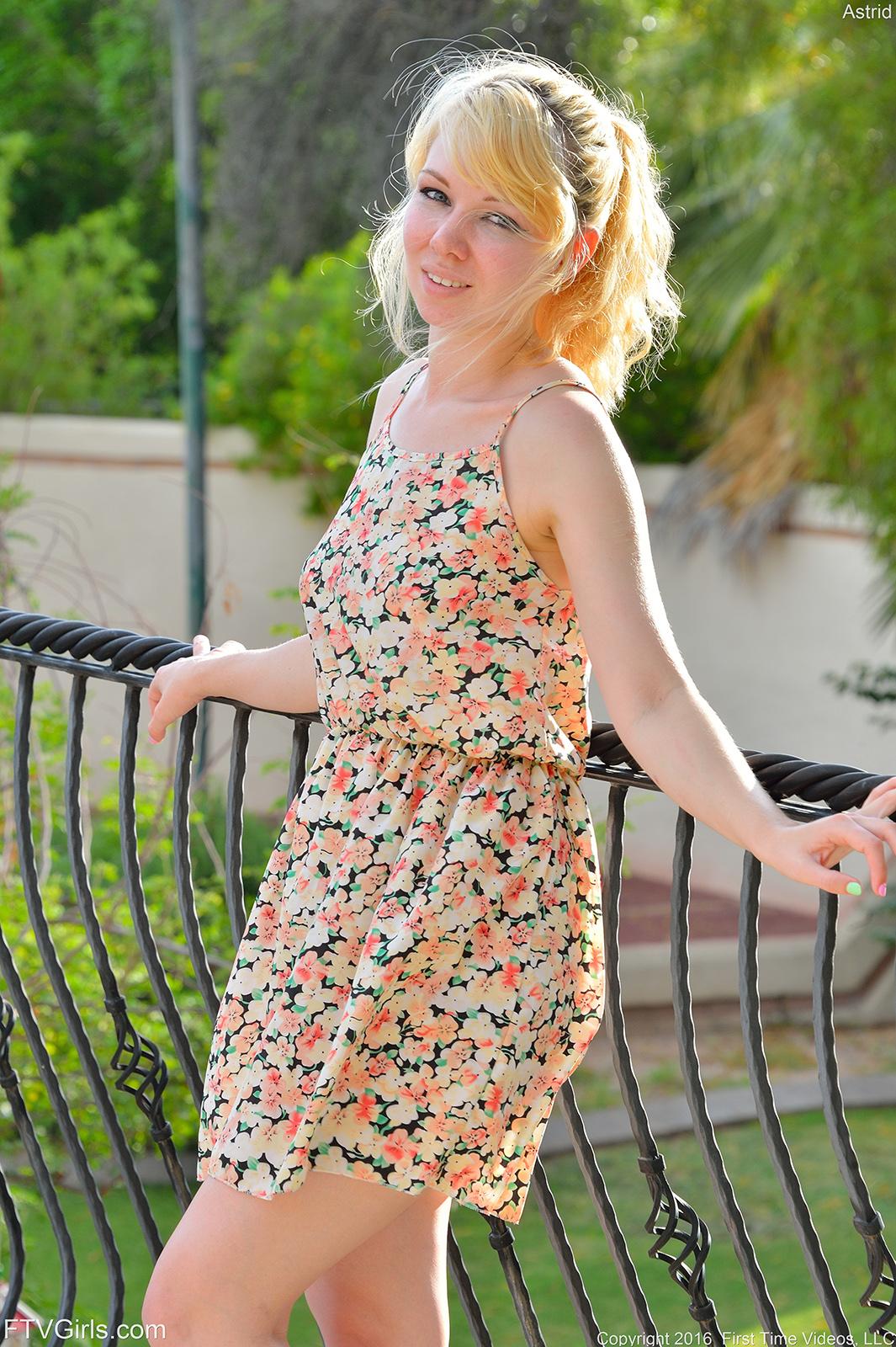 Blonde teen astrid zeigt Ihnen, was ihr Kleid in "eine sehr natürliche Schönheit" ist
 #60426633