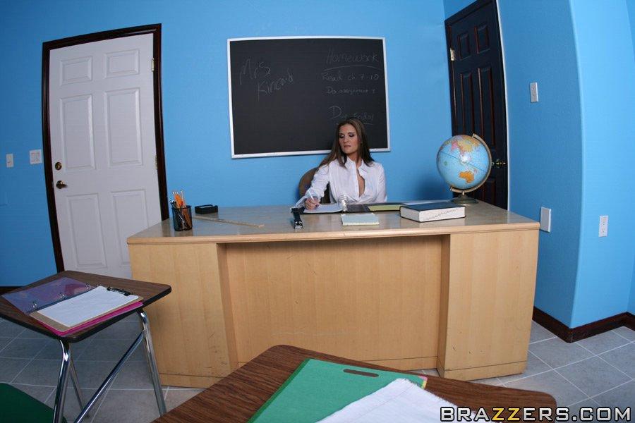 Busty Lehrer austin kincaid diszipliniert ihre Schülerin mit Sex
 #53370899